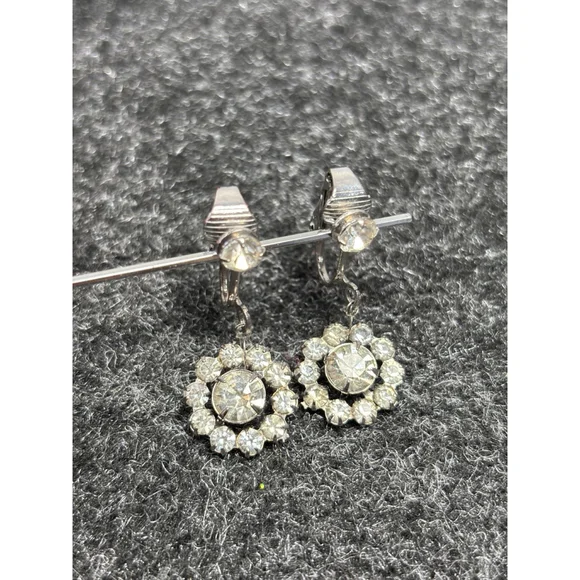 VINTAGE SILVERTONE CRYSTALS FLORAL BROOCH PIN with clip on earrings - Picture 8 of 13